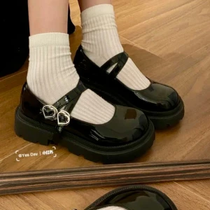 Svarta dolly platåskor  - Svarta dolly plattåskor i matt lädermaterial. Aldrig använda med söta hjärtformade spännen i silver på sidorna. 