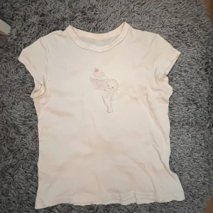 Somrig t-shirt - Värdens skönaste sommar linne från Brandy Melville. Passar alla från s till xs. Skriv till mig om frågor!