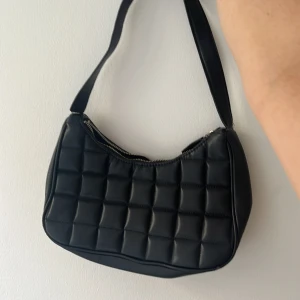 Handväska  - Har lossnat lite i handtagen men om man vill så är det lätt att fixa 