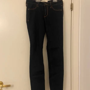 Abercrombe & Fitch lågmidjade jeans, W25 L27 - Mörkblåa lågmidjade skinny jeans i jeggings material i nytt skick.  Frakt tillkommer, men kläder som köps kan samfraktas!