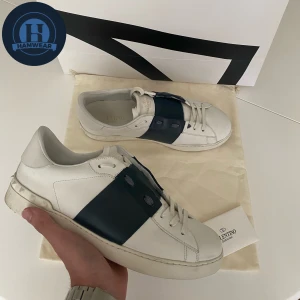 Valentino Open Skor - Tja, säljer dessa Valentino Open skorna då jag har bytt stil, skick 9/10, nypris ca 7000kr, mitt pris 2499kr, du får med dustbag & kort, använd sparsamt i 1 månad, vid frågor eller funderingar/fler bilder skicka Pm 📩 // Mvh HamWear