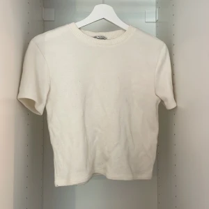 Stickad t-shirt från zara  - Stickad vit t-shirt från zara. Använd flera gånger men har inga defekter.