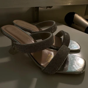 Silver diamant kitten heels - Köpt i Dubai  Silver diamant skinande låg klackskor  Storlek 37 Provad, bra skick Bekväm passform, skinande glänsande.