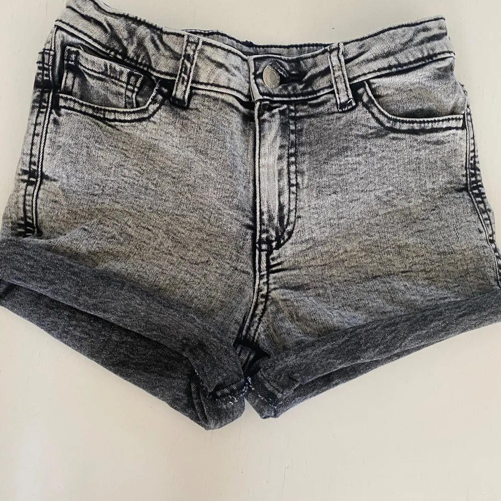  Jeans på shorts från Cubus som var sålda uppvikta men går även att vika ner 💕 Skriv till mig om du har fler frågor eller vill ha fler bilder. Shorts.