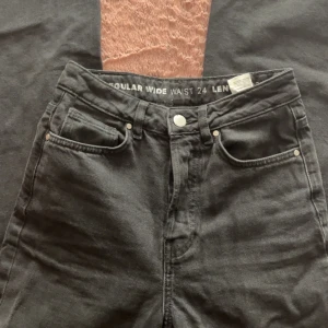 Fina svarta byxor från bikbok💞 - Typ baggy/wide byxor från bikbok. Är i storlek 24 i waist och längden är 32. De är i bra skick utan att de har hål längst nere som man kan se på de sista bilderna men man tänker inte så mycket på det.💘