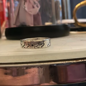 Ring  - Nu säljer jag min fina ring som tyvärr är för stor på mig, köpt här på Plick   Passar perfekt till din pojkvän, brorsa, pappa, farfar, morfar och allaaaa🩵  