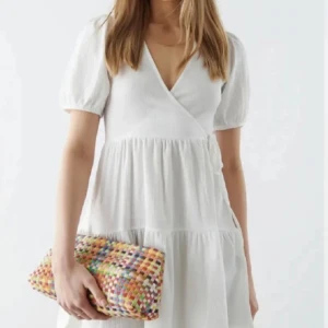 Vit klänning  -  Säljer denna super fina vita klänning från Gina Tricot i stl xs. Säljer pga att den aldrig kommit till användning 