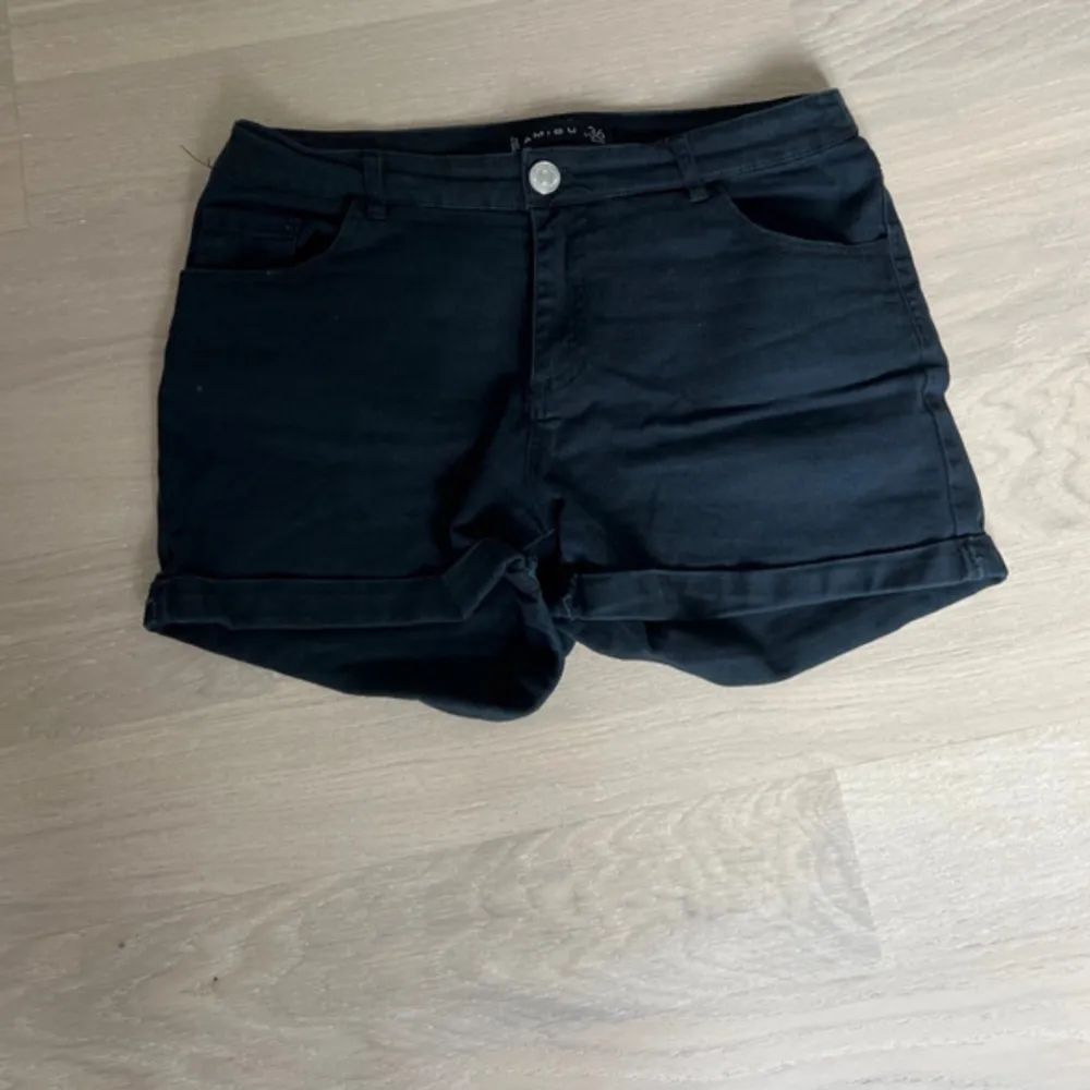 Svarta shorts från New yorker  Bra skick  Storlek 36. Shorts.