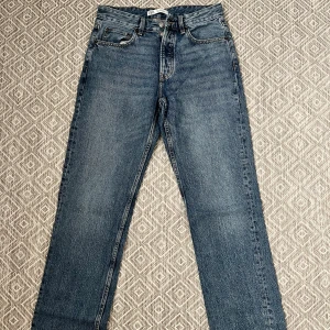 Zara jeans - Zara jeans till salu, använd fåtal gånger, super skick som ny. Passar dem som brukar ha 32/32 ( runt 177-180cm)  Originalpris 399  Säljer för 229