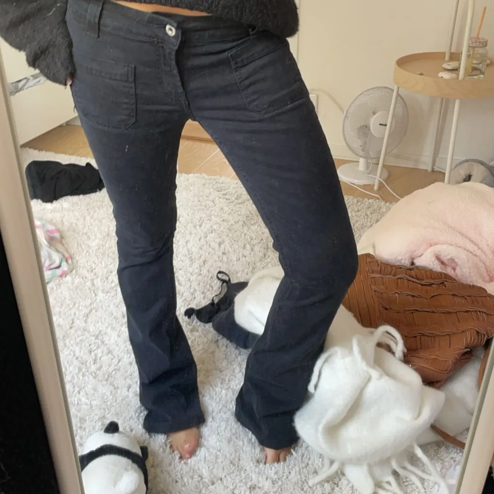 As snygga svarta lågmidjade bootcut jeans från dondup! Nypris runt 1500🙌🏻 jötte snygga fickor där fram! Är 165 för referens🥰. Jeans & Byxor.