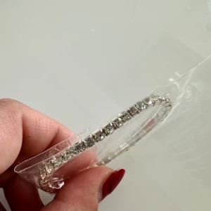 Armband  - En vacker klassisk serie som skiner och glittrar✨ . Du bär dessa fina örhängen både till vardag och fest och är också en fin och uppskattad present