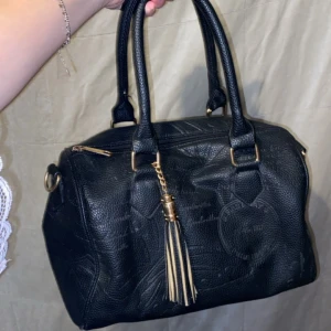 Handväska - Rymlig och fin handväska som inte används längre. Den har 4 fack totalt, 1 ytterfack med dragkedja samt ett inner fack med dragkedja + två innerfack utan dragkedja (sista bilden). 💗