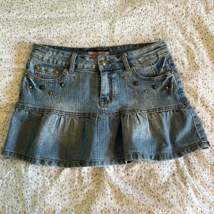 Jeanskjol - Jättesöt jeanskjol med volang! Säljer pga att den är lite stor på mig. Passar till allt verkligen så fin 🩷!