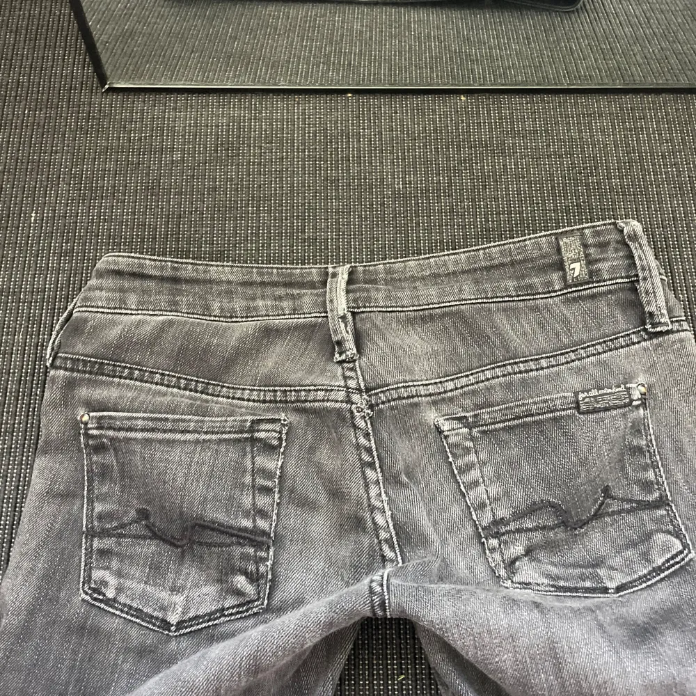 Lågmidjade jeans som är raka i benen och ett väldigt fint skick. Jag säljer dom då dom inte kommer till användning och jag redan har för mycket kläder. Skriv Priv för mer info och fler bilder. Jeans & Byxor.