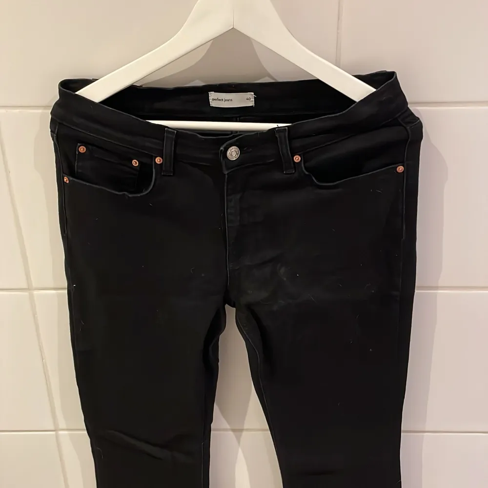 Säljer dessa botcut jeans då de inte kommer till användning, de är helt nya😍storlek 40 men sitter mer som en 38, de är även lite korta på mig som är 171 . Jeans & Byxor.