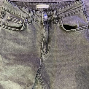 utsvängda, lågmidjade jeans - Säljs pga för små, dma om du har några frågor 🤍