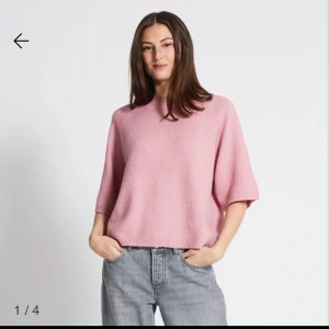 Stickad tröja  - Säljer rosa stickad tröja från lager 157, kommer inte till användning längre, i bra skick, skriv för fler bilder