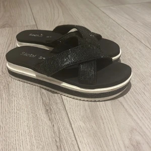 Tofflor - Fina svarta glitter tofflor, Ny skick