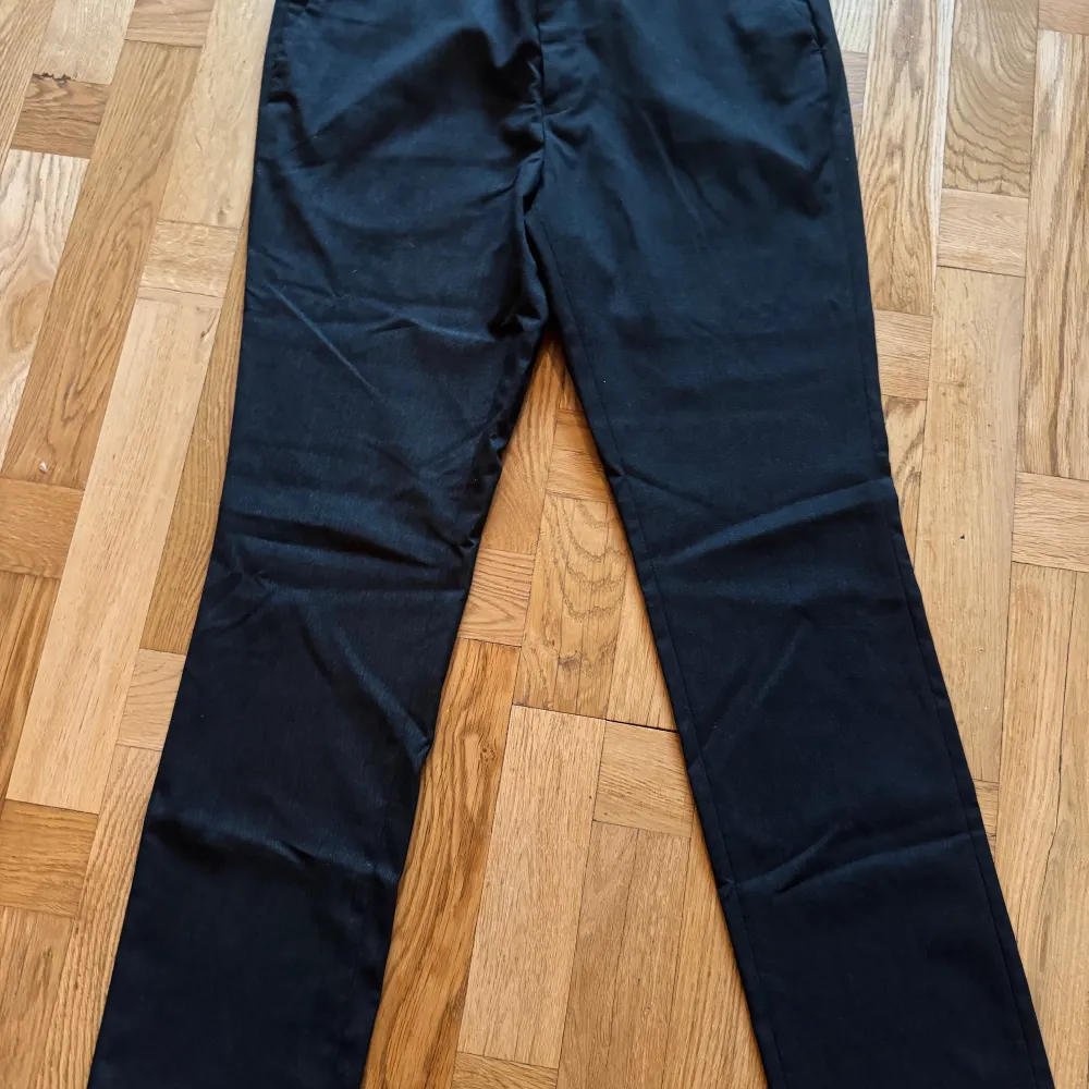 Ett par svarta byxor från New Look för män. Byxorna har en skinny fit passform och är tillverkade i ett material som ser ut att vara bomull eller en bomullsblandning.. Jeans & Byxor.