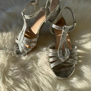  Silvriga klackar  - Super fina silver skor med låga klackar, användes en gång. 