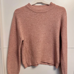 Rosa stickad tröja - Säljer denna jättefina rosa stickade tröjan från Zaras barnavdelning💓 Storlek 164 (13-14 år enligt lappen). Säljer då den är för kort i armarna💕Inga fläckar eller defekter, i bra skick. Skriv vid fler frågor!