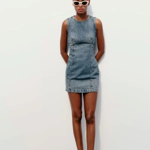 Zara Jeans klänning  - Aldrig använd! Jättefin 💌 Den är XXL men passar även XL eventuellt en L!