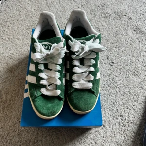 Adidas Campus 00 - Adidas Campus 00 i gott skick, 8/10! Bekväm och snygg sko. Pris 650kr, orginalbox samt gröna snören medkommer! 