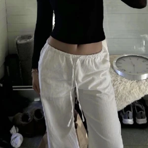 Lågmidjade linnebyxor - Ett par jättefina lågmidjade linne byxor från HM, slutsålda och väldigt populära, inte lika korta som den äldre modellen, jättesköna och fina till sommaren, helt nya och oanvända då dem är förstora för mig, Budgivning om många intresserade (Lånade bilder)