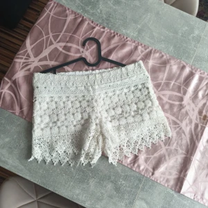 Spets shorts - Ett par vita spetsshorts från gina tricot, bra skick!