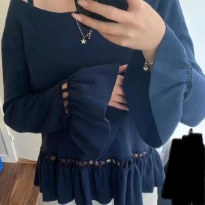 Fin blus - Jätte fin blus, finstickad med söta detaljer nedtill på armar och längst ned. Som ny.