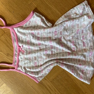 Supersöt!!! - Rosa y2k linne som är croppad, så snygg på! Storlek uppskattas till xs-s💕💕💕 so coquette!!