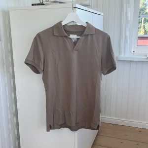 Pikétröja från Urban Pioneers, Storlek S - En kortärmad t-shirt med krage. Säljer denna pikétröja då jag växt ur den, köpt för ca ett halvår sedan, använd fåtal gånger. Storlek S. Skick: 9,5/10.