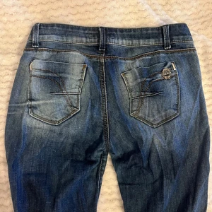 Killah jeans - Supersnygga jeans från Killah i strl W26. Använd några fåtal gånger av mig och troligen av ägaren innan. Mestadels väldigt fint skick, lite slitage mellan låren och en av "bälthålen" är sönder.