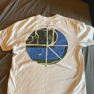 Polar t-shirt - Fint skick i storlek xs. Säljer pga skejtar inte längre. Ny pris 500kr