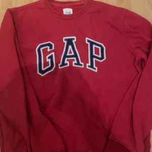 Gap tröja - En jätte fin och mysig gap tröja som jag säljer på grund av att jag fick den av en vän men den var tyvärr för liten, bra kvalitet! Går att pruta❤️