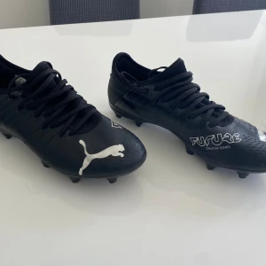 Fotbollsskor med dobbar  - I mycket bra skick  Storlek 40.5