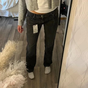 Zara jeans low waist - Super fina low waist jeans från zara som jag inte lyckades skicka tillbaks. Helt nya och sälja då jag inte tyckte jag passa i modellen. Är 175 och de är perfekt i längden!!🤩 De är 38 med skulle säga de är mer som en 36 