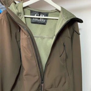 Cp company jacka  - Cp company jacka 100% äkta storlek s riktigt fin jacka skyddar mot både vind och regn och den är väldigt tunn så det känns inte som man har någon jacka på dig 