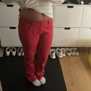 Low waist jeans - Säljer ett par super snygga röda jeans, det är super bra skick, lågmidjade och utsvängda❣️ Storleken är egentligen W33 L36 men de passar mig som har 38:a i byxor jätte bra!❣️Skriv om ni har frågor/funderingar🤗Pris kan gå att diskutera 🤗
