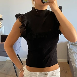 Svart blus - Svart blus från zara i storlek S. Nytt skick! 