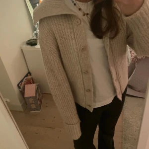 Cos kofta  - Söt cos kofta i fint skick. Skriv för frågor eller funderingar 💕Nypris 2000kr