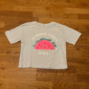 Tröja med vändbara paljetter  - Liten fläck som knappt syns på näst sista bilden