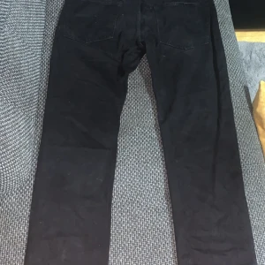 Svarta Jeans - Säljer mina svarta jeans som jag köpte från butiken Lager 157. Jeansen är väldigt fina och är en i bra kvalite. Storleken på jeansen är W33/ L32.