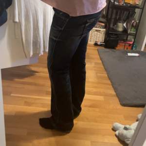 Ifrån pepe jeans, storlek 26 i midjan så typ xs/s. Jättecool Wash och även äldre modell. Lågmidjade straight jeans. Skriv privat för mått o liknande ❤️