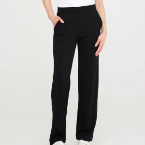 Kostymbyxor  - Kostymbyxor, har två st en svart och en beige, kommer även med bälte  (200 kr för en och båda för 350Kr och priset går att diskutera 