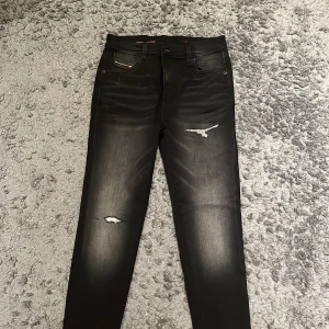 Diesel jeans - Ett bar diesel jeans som är slim fit
