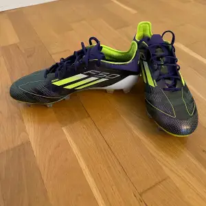 Helt nya endast andvända 2 gånger  Adidas F50 limited edition inklusive lådan och allt som tillkom Storlek 39 1/3 Priset kan diskuteras 