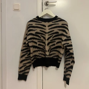 Stickad tröja  - Storlek M, mycket bra skick. 