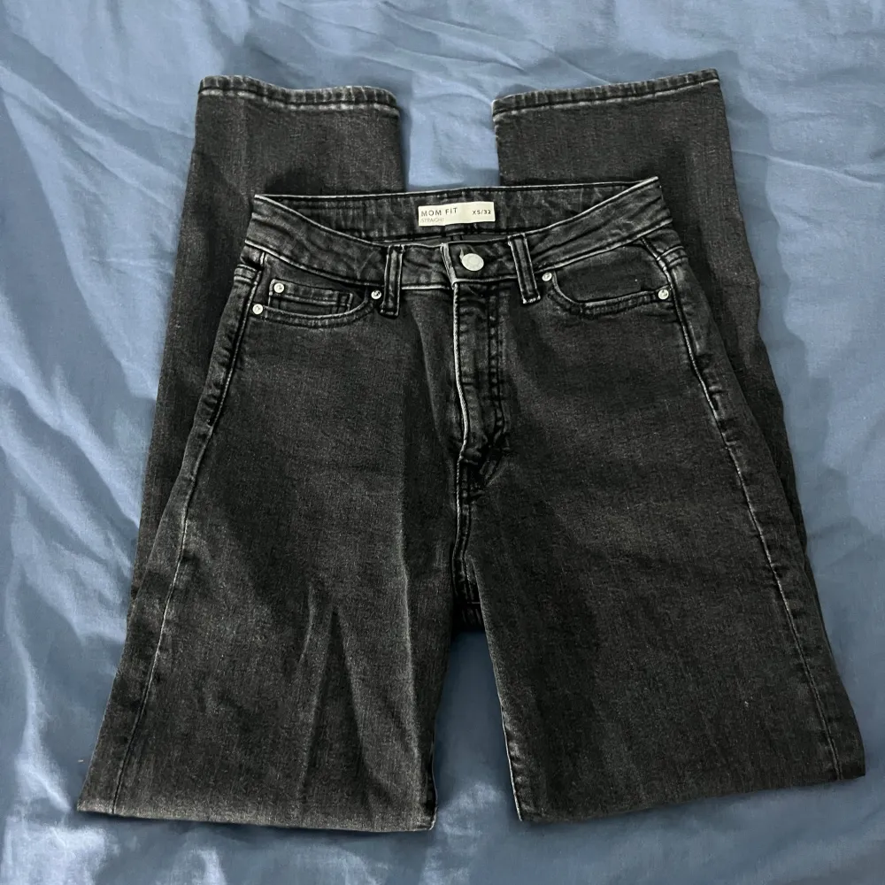 Svarta jeans ifrån Cubus som har blivit för små, är använda men fortfarande i väldigt bra skick. Jeans & Byxor.