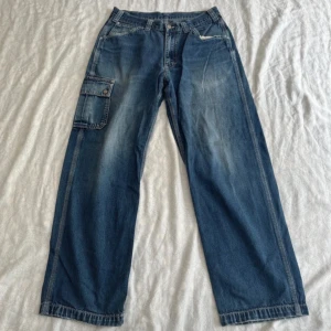 Vintage lose fit jeans - Säljer ett par vintage lose fit jeans som inte jag använder. skriv gärna ifall du har frågor eller ifall om du är intresserad😁